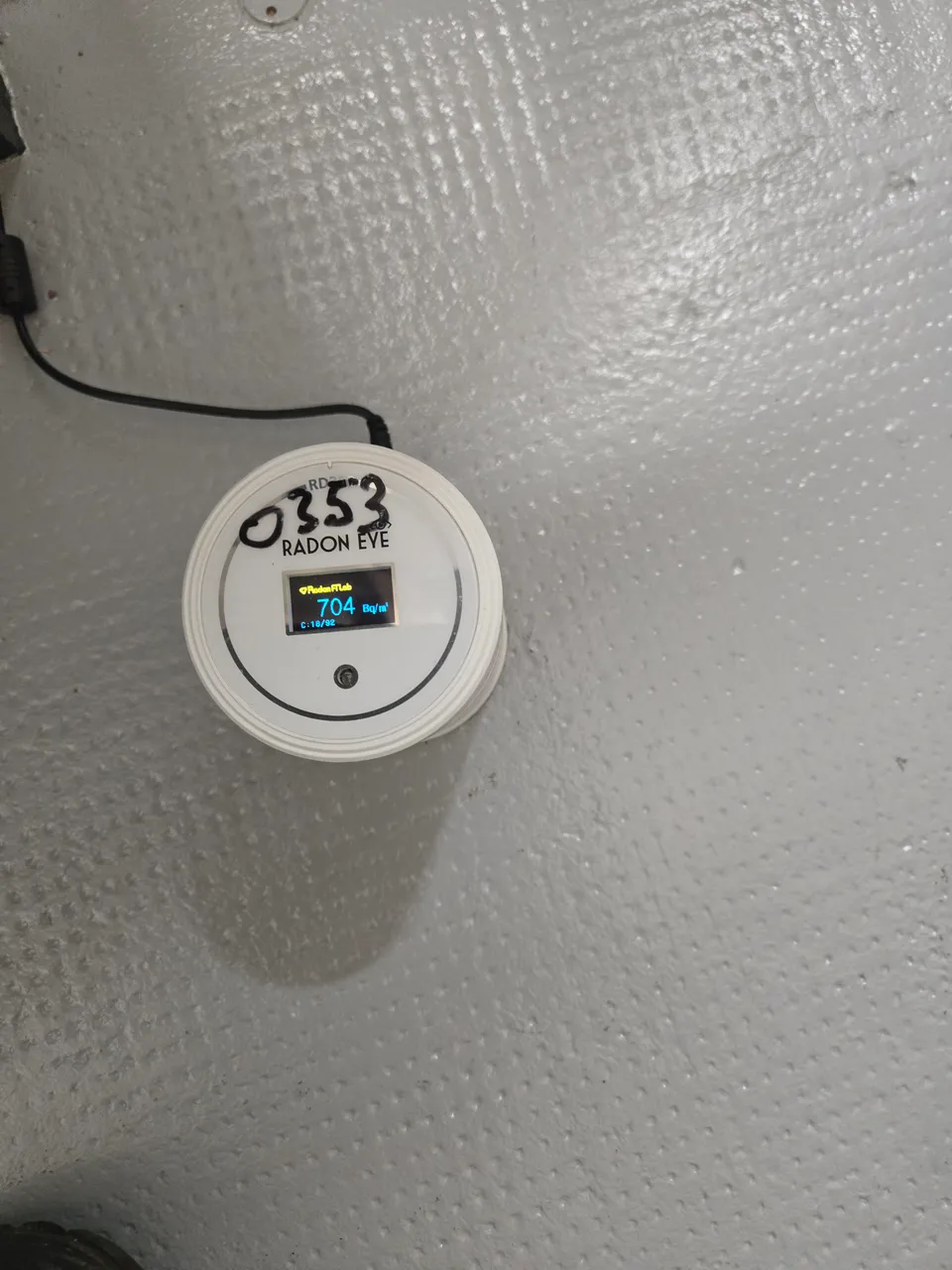Elektronisches Radonmessgerät, das Robert Gaisch vor Ort einsetzt.